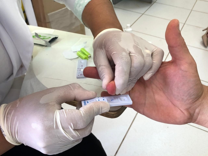 Seguindo o protocolo de enfrentamento a COVID-19, a Prefeitura de Araguari realizou no último sábado, 16, o mutirão de testagem rápida para pacientes notificados como casos suspeitos da COVI-19 e profissionais de saúde.