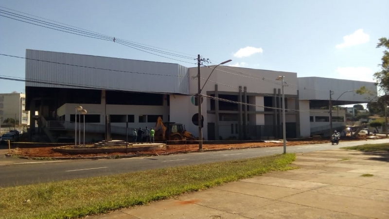 A Prefeitura de Araguari, através da Secretaria de Esportes e Juventude, acompanha os trabalhos referentes às obras do Ginásio Poliesportivo General Mario Brum Negreiros. Após vários estágios, os trabalhos atingem a reta final e se concentram na parte externa. Os tapumes foram retirados pela empresa responsável pelo serviço.