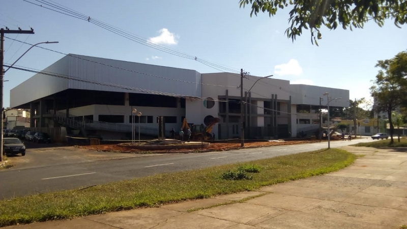 A Prefeitura de Araguari, através da Secretaria de Esportes e Juventude, acompanha os trabalhos referentes às obras do Ginásio Poliesportivo General Mario Brum Negreiros. Após vários estágios, os trabalhos atingem a reta final e se concentram na parte externa. Os tapumes foram retirados pela empresa responsável pelo serviço.