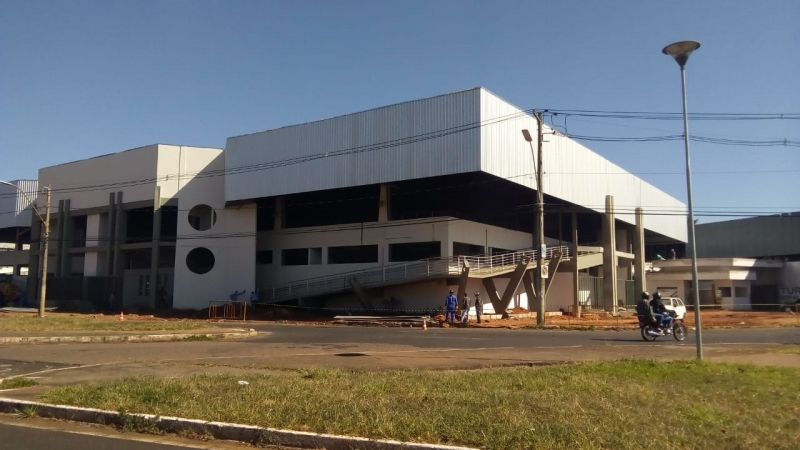 A Prefeitura de Araguari, através da Secretaria de Esportes e Juventude, acompanha os trabalhos referentes às obras do Ginásio Poliesportivo General Mario Brum Negreiros. Após vários estágios, os trabalhos atingem a reta final e se concentram na parte externa. Os tapumes foram retirados pela empresa responsável pelo serviço.