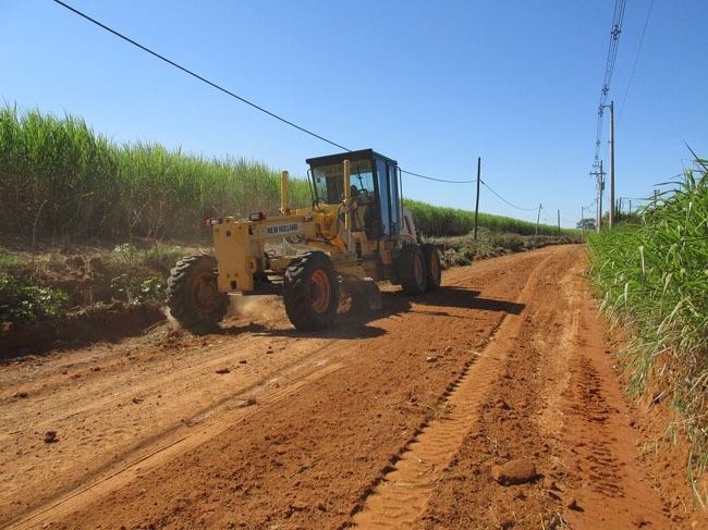 A Prefeitura de Araguari, atrav&eacute;s da Secretaria de Obras, trabalha nesta semana na manuten&ccedil;&atilde;o das estradas rurais do munic&iacute;pio. Segundo o cronograma de servi&ccedil;os, a Secretaria de Obras trabalha com seis frentes em cinco regi&otilde;es diferentes da zona rural. As m&aacute;quinas est&atilde;o empregadas nos seguintes pontos: Jac&uacute;, Quebrada, Salto, Ponte Preta e P&atilde;o de Queijo.