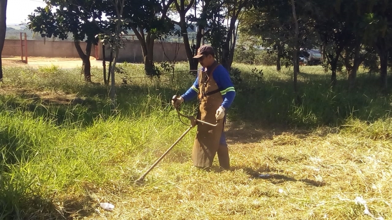 A Prefeitura de Araguari, atrav&eacute;s da Secretaria de Servi&ccedil;os Urbanos e Distritais, trabalha nesta semana com v&aacute;rios servi&ccedil;os frentes de limpeza p&uacute;blica em Araguari. A pra&ccedil;a Elmiro Barbosa, al&eacute;m das avenidas Mato Grosso, Hugo Alessi e finalizando a Batalh&atilde;o Mau&aacute;, s&atilde;o alguns dos exemplos de servi&ccedil;os executados.