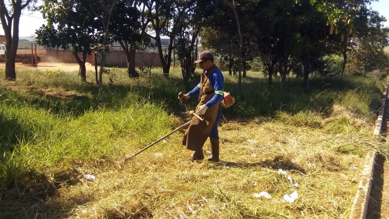 A Prefeitura de Araguari, atrav&eacute;s da Secretaria de Servi&ccedil;os Urbanos e Distritais, trabalha nesta semana com v&aacute;rios servi&ccedil;os frentes de limpeza p&uacute;blica em Araguari. A pra&ccedil;a Elmiro Barbosa, al&eacute;m das avenidas Mato Grosso, Hugo Alessi e finalizando a Batalh&atilde;o Mau&aacute;, s&atilde;o alguns dos exemplos de servi&ccedil;os executados.