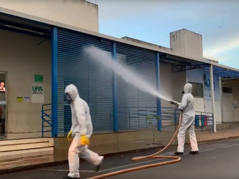 A Prefeitura de Araguari, em face da pandemia causada pelo COVID-19 (Coronavírus), realiza nesta quarta-feira, 20, a desinfecção de hospitais e centros de saúde, com o objetivo de instalar um efetivo controle sanitário nos âmbitos coletivo e individual, nos setores público e privado.