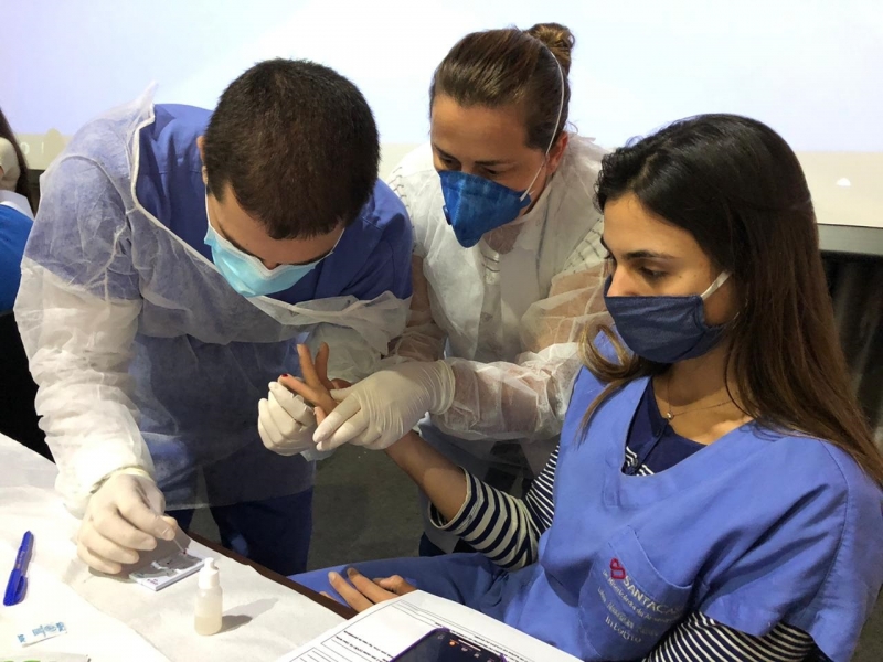 Seguindo o protocolo de enfrentamento a COVID-19, a Prefeitura de Araguari realizou nesta quinta-feira, 21, a capacitação sobre a utilização dos testes rápidos aos profissionais de saúde e alunos do curso de medicina do IMEPAC.