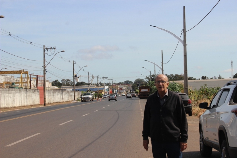 O prefeito de Araguari Marcos Coelho, acompanhado do secretário de Gabinete, Márcio Marques e do Secretário de Obras, Expedito Castro Alves Júnior, realizou nesta quinta-feira, 22, diversas visitas em obras que estão em andamento em nossa cidade.