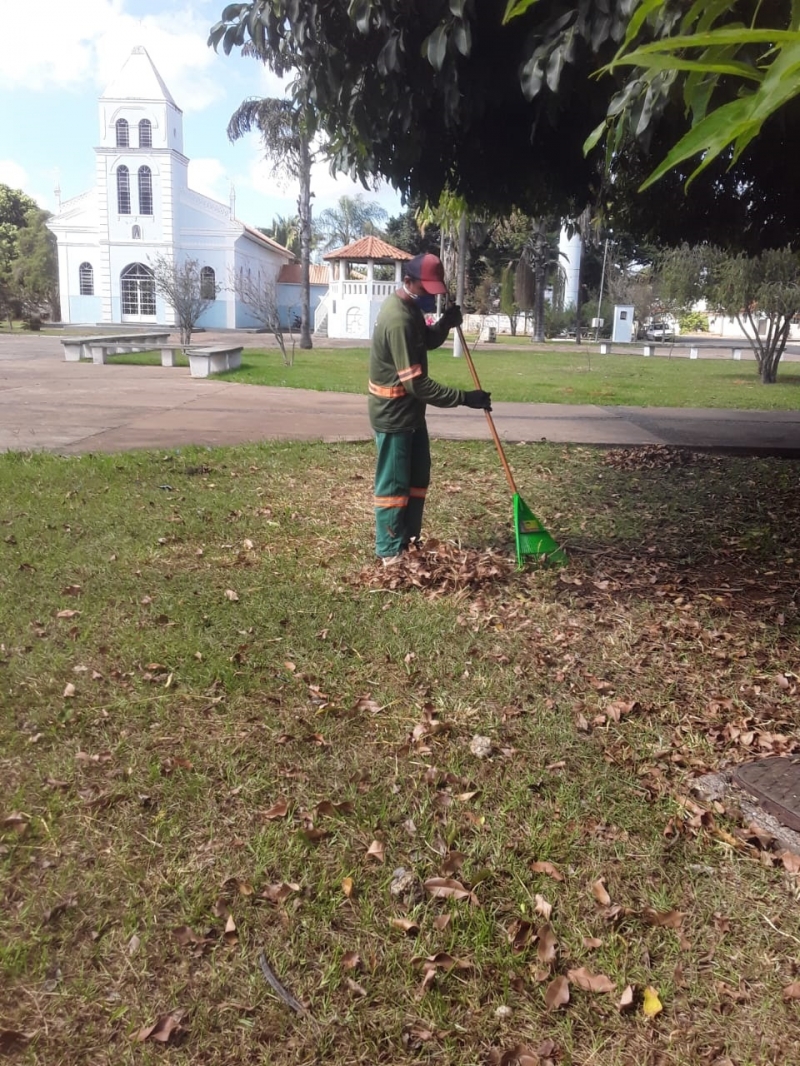 A Prefeitura de Araguari, através da Secretaria de Serviços Urbanos e Distritais, executou durante a semana, a manutenção em praças, avenidas e ruas da cidade, além do Distrito de Amanhece.