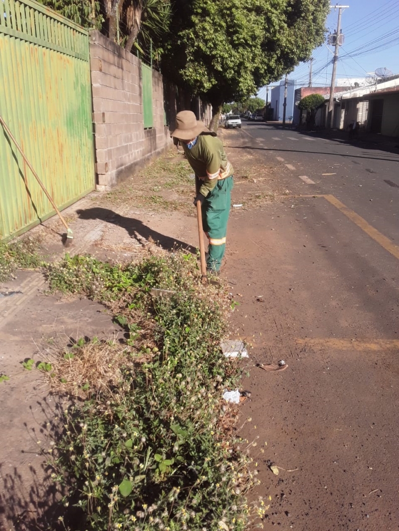 A Prefeitura de Araguari, através da Secretaria de Serviços Urbanos e Distritais, executou durante a semana, a manutenção em praças, avenidas e ruas da cidade, além do Distrito de Amanhece.