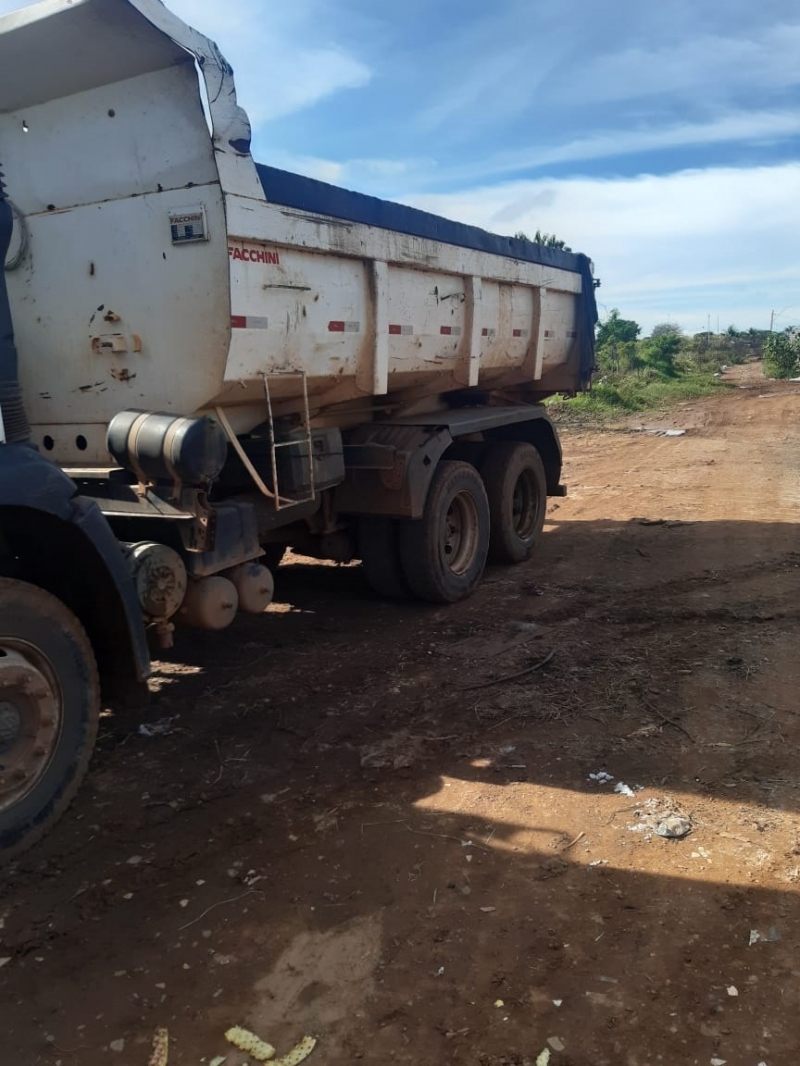 A Prefeitura de Araguari, através da Secretaria de Serviços Urbanos e Distritais, trabalhou hoje, 25, na limpeza da rua Alameda, no bairro Goiás. O local estava sendo utilizado como depósito irregular de lixo. A secretaria efetuou a limpeza da via, liberadando-a para o trânsito novamente.