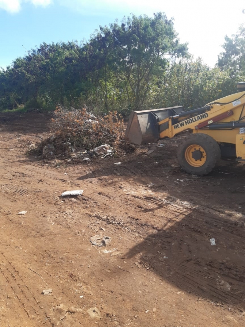 A Prefeitura de Araguari, através da Secretaria de Serviços Urbanos e Distritais, trabalhou hoje, 25, na limpeza da rua Alameda, no bairro Goiás. O local estava sendo utilizado como depósito irregular de lixo. A secretaria efetuou a limpeza da via, liberadando-a para o trânsito novamente.