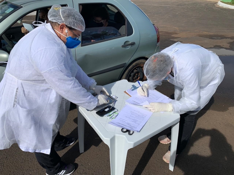 Na tarde desta segunda-feira, 25, a prefeitura, em parceria com o Imepac, deu continuidade ao drive thru de testagem rápida para COVID – 19, no Hospital Municipal. O trabalho foi realizado no período da tarde, das 14h às 17h.