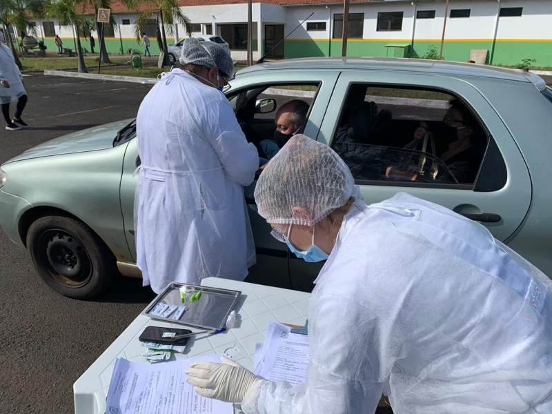 Na tarde desta segunda-feira, 25, a prefeitura, em parceria com o Imepac, deu continuidade ao drive thru de testagem rápida para COVID – 19, no Hospital Municipal. O trabalho foi realizado no período da tarde, das 14h às 17h.