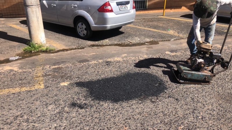 A Prefeitura de Araguari, por meio da Secretaria de Obras, retomou na manhã de hoje, 27, o serviço de tapa-buracos pelas ruas de Araguari. Os trabalhos foram reiniciados abrangendo a região central e bairros da cidade. 