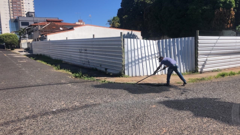 A Prefeitura de Araguari, por meio da Secretaria de Obras, retomou na manhã de hoje, 27, o serviço de tapa-buracos pelas ruas de Araguari. Os trabalhos foram reiniciados abrangendo a região central e bairros da cidade. 