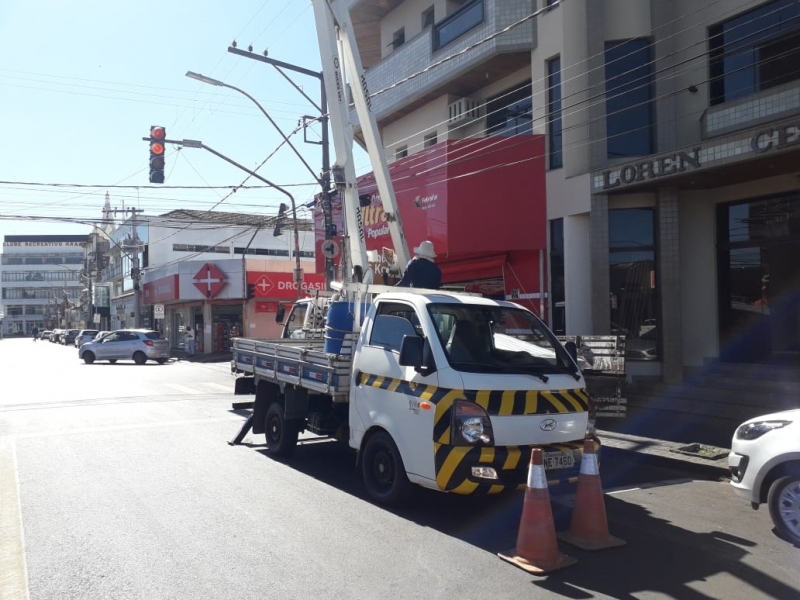 Nesta terça-feira, 27, a prefeitura por meio da secretaria de Trânsito, iniciou os trabalhos de substituição de semáforos no cruzamento localizado entre a avenida Tiradentes e a rua Afonso Pena. 