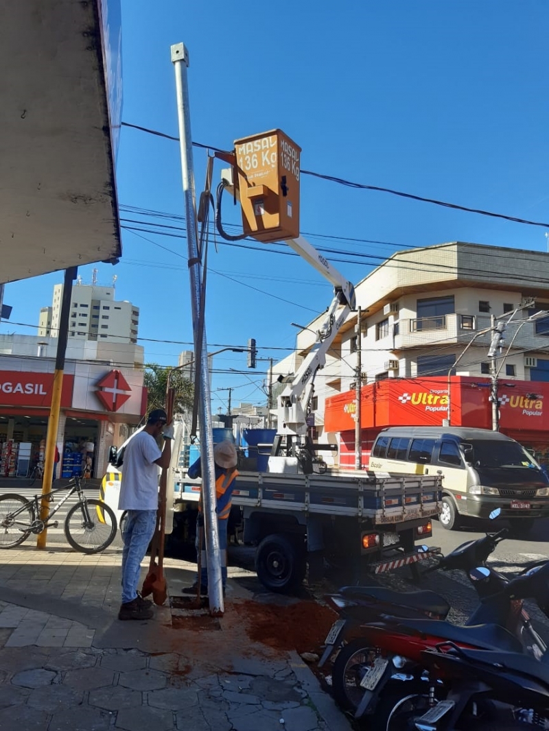 Nesta terça-feira, 27, a prefeitura por meio da secretaria de Trânsito, iniciou os trabalhos de substituição de semáforos no cruzamento localizado entre a avenida Tiradentes e a rua Afonso Pena. 