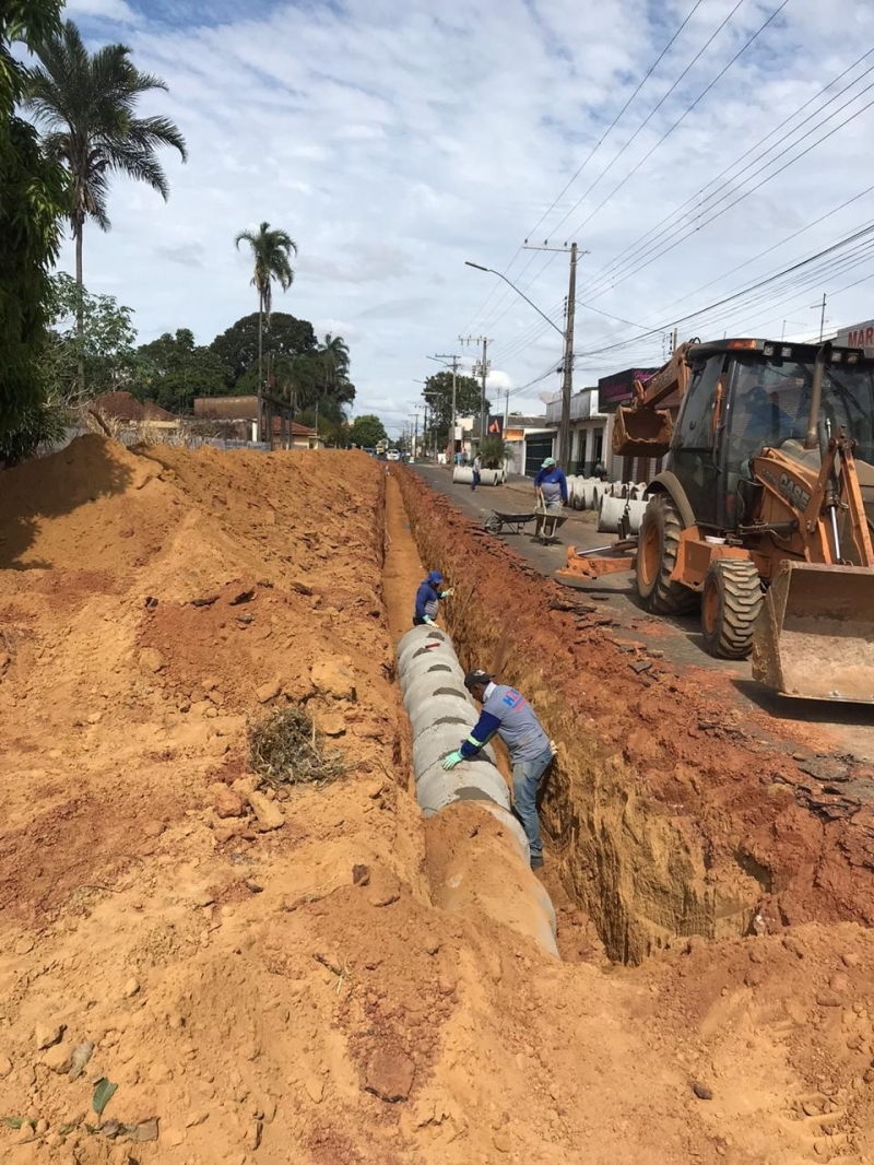 A prefeitura de Araguari, por intermédio da secretaria de Obras, está promovendo várias obras de recapeamento e asfaltamento pelos bairros da cidade. Os serviços de drenagem e recapeamento foram promovidos na rua Jaime Araújo, localizada nos bairros Santa Terezinha e Santiago.