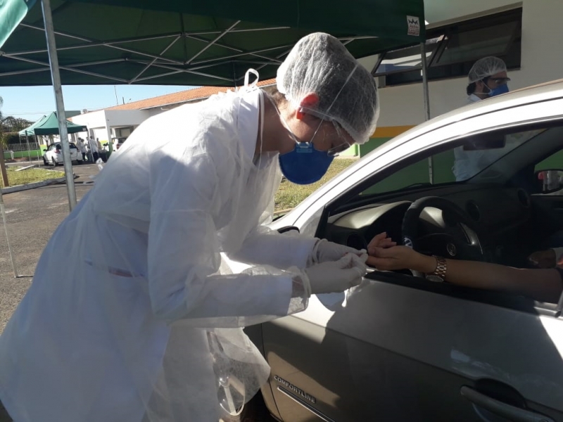 A testagem em larga escala, promovida por meio do drive thru no município teve início no sábado, dia 23, e finaliza amanhã, dia 29, no Hospital Municipal totalizando mais de mil testes realizados. O atendimento à população acontece no período da tarde, a partir das 14h, e para realizar o teste é necessário usar máscara e apresentar o cartão SUS ou CPF. A média de testes disponibilizados diariamente chega a 80.