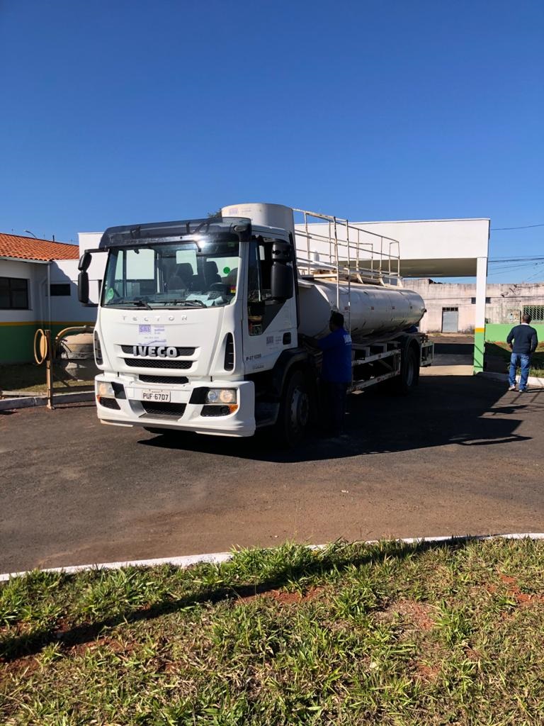 A prefeitura de Araguari, por intermédio da SAE - Superintendência de Água e Esgoto de Araguari, realizou na manhã de hoje, 29, a desinfecção da área externa do hospital Municipal. O hospital durante toda a semana, foi palco da realização do drive thru de testagem rápida para COVID-19. 