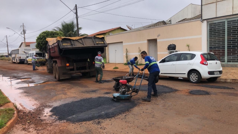 A Prefeitura de Araguari, por meio da Secretaria de Obras, retomou na manhã de hoje (03), o serviço de tapa-buracos pelas ruas de Araguari. O Serviço foi paralisado no início da semana por motivo de chuvas ininterruptas.