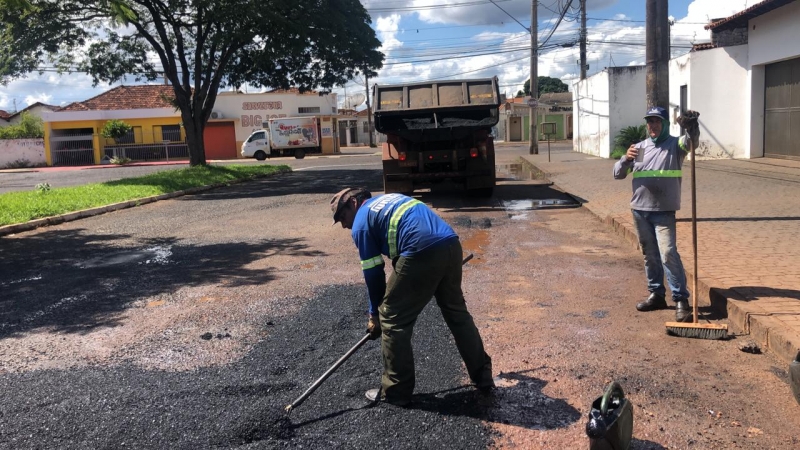 A Prefeitura de Araguari, através da Secretaria de Obras, informa sobre operação tapa-buracos realizada nesta quarta-feira (04).