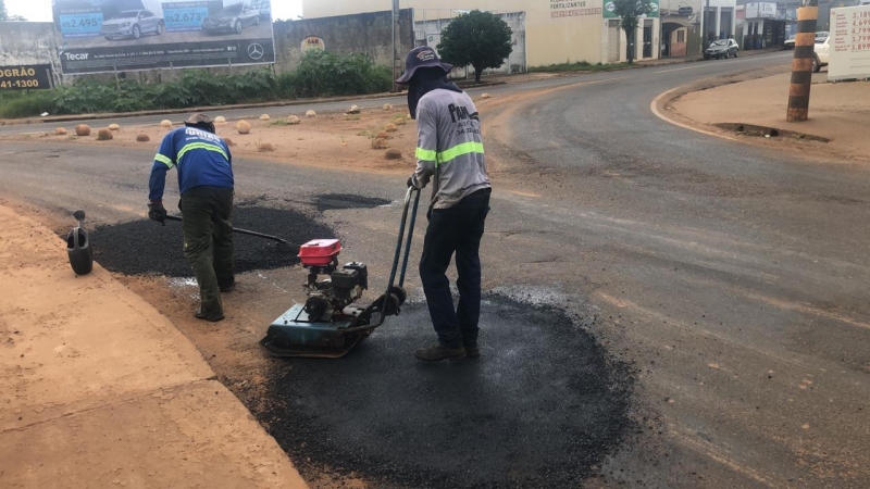 A Prefeitura de Araguari, através da Secretaria de Obras, informa sobre operação tapa-buracos realizada nesta quarta-feira (04).