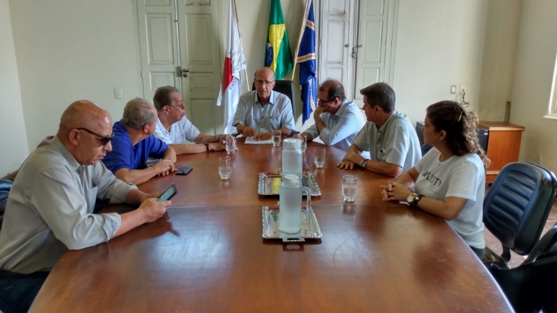 O Prefeito Marcos Coelho recebeu na manhã de hoje (05), o Presidente da Associação dos Cafeicultores de Araguari - ACA, Cláudio Morales e demais diretores da instituição. O objetivo do encontro foi trazer um convite especial para o Prefeito Marcos Coelho relacionado à Fenicafé 2020.