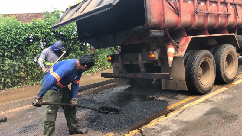 A Prefeitura de Araguari, através da Secretaria de Obras, informa sobre operação tapa-buracos realizada nesta quinta-feira (05).