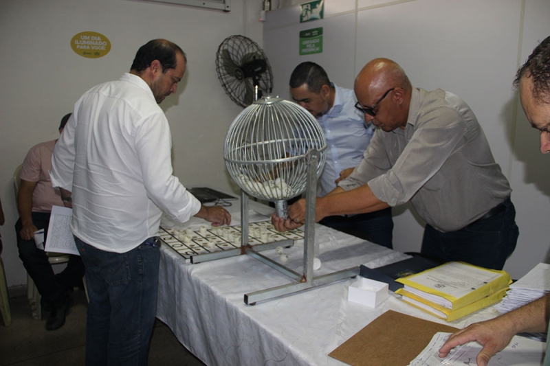 A Prefeitura de Araguari, através do Departamento de Licitação e da Secretaria Municipal de Educação realizou hoje (05), o sorteio de parte das linhas destinadas aos profissionais do transporte escolar.