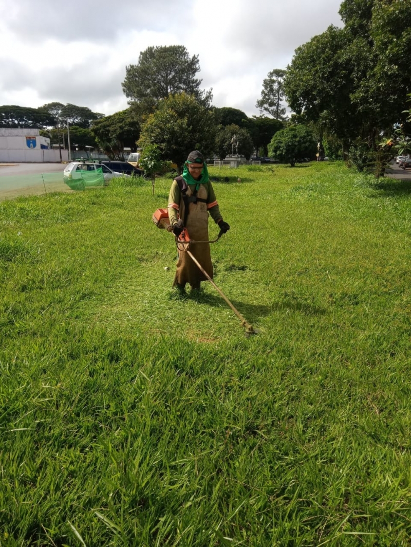 A Prefeitura de Araguari, através da Secretaria de Serviços Urbanos e Distritais trabalhou durante a semana em vários pontos da cidade. A manutenção foi realizada em praças, avenidas e ruas da cidade.