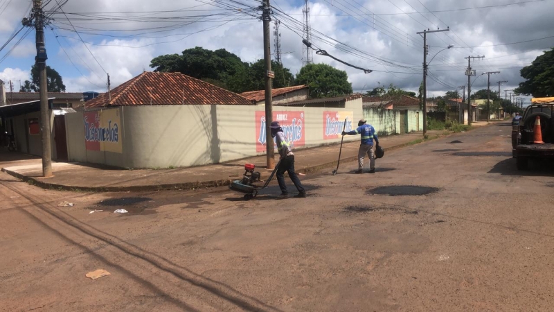 A Prefeitura de Araguari, através da Secretaria de Obras, informa sobre operação tapa-buracos realizada nesta sexta-feira (06).