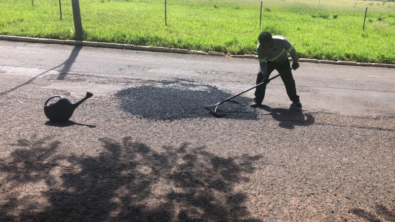 A Prefeitura de Araguari, através da Secretaria de Obras, informa sobre operação tapa-buracos realizada nesta segunda-feira (09)