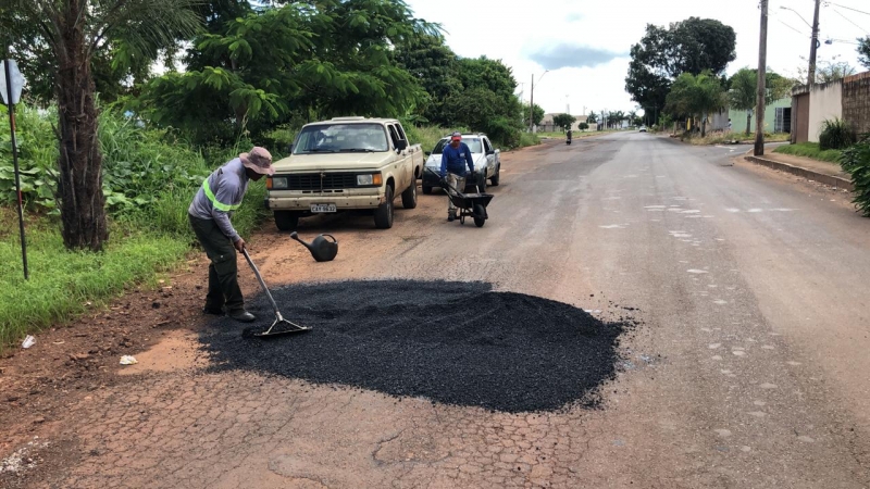 A Prefeitura de Araguari, através da Secretaria de Obras, informa sobre operação tapa-buracos realizada nesta segunda-feira (09)