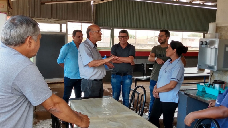 Na tarde desta terça-feira, dia 10, o Prefeito Municipal Marcos Coelho, com os Secretários – Eunice Maria Mendes (Trabalho e Ação Social) Marlos Fernandes (Planejamento, Orçamento e Habitação) e Major Wanderley Barroso (Trânsito, Transporte e Mobilidade Urbana), juntamente com o Procurador Municipal Leonardo Henrique de Oliveira e Rogério Bernardes pertencente à equipe da Secretaria de Planejamento, Orçamento e Habitação, se reuniram com o Presidente do Conselho Municipal dos Direitos da Pessoa com Deficiência (CMDPDC) - Vicente Gonçalves Chaves, com o Presidente do Conselho do Idoso – Paulo Roberto de Melo, e os representantes da CAF Empresa de Transporte Coletivo – Henrique Meirelles e Ana Maria Costa.