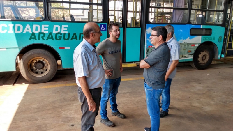 Na tarde desta terça-feira, dia 10, o Prefeito Municipal Marcos Coelho, com os Secretários – Eunice Maria Mendes (Trabalho e Ação Social) Marlos Fernandes (Planejamento, Orçamento e Habitação) e Major Wanderley Barroso (Trânsito, Transporte e Mobilidade Urbana), juntamente com o Procurador Municipal Leonardo Henrique de Oliveira e Rogério Bernardes pertencente à equipe da Secretaria de Planejamento, Orçamento e Habitação, se reuniram com o Presidente do Conselho Municipal dos Direitos da Pessoa com Deficiência (CMDPDC) - Vicente Gonçalves Chaves, com o Presidente do Conselho do Idoso – Paulo Roberto de Melo, e os representantes da CAF Empresa de Transporte Coletivo – Henrique Meirelles e Ana Maria Costa.