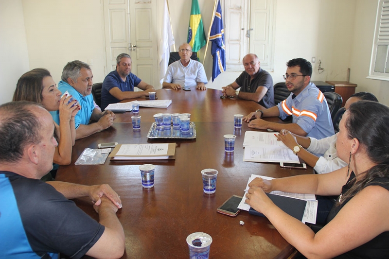 Na tarde desta terça-feira, dia 10, o Prefeito Municipal Marcos Coelho, com os Secretários – Eunice Maria Mendes (Trabalho e Ação Social) Marlos Fernandes (Planejamento, Orçamento e Habitação) e Major Wanderley Barroso (Trânsito, Transporte e Mobilidade Urbana), juntamente com o Procurador Municipal Leonardo Henrique de Oliveira e Rogério Bernardes pertencente à equipe da Secretaria de Planejamento, Orçamento e Habitação, se reuniram com o Presidente do Conselho Municipal dos Direitos da Pessoa com Deficiência (CMDPDC) - Vicente Gonçalves Chaves, com o Presidente do Conselho do Idoso – Paulo Roberto de Melo, e os representantes da CAF Empresa de Transporte Coletivo – Henrique Meirelles e Ana Maria Costa.