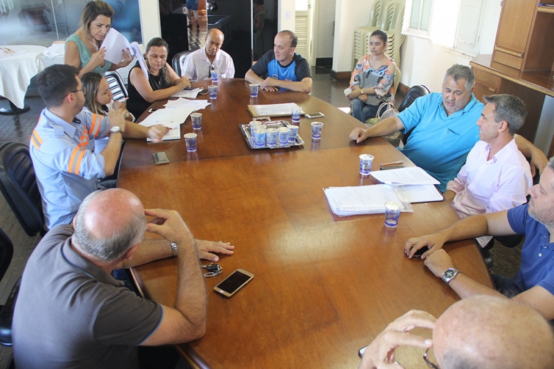 Na tarde desta terça-feira, dia 10, o Prefeito Municipal Marcos Coelho, com os Secretários – Eunice Maria Mendes (Trabalho e Ação Social) Marlos Fernandes (Planejamento, Orçamento e Habitação) e Major Wanderley Barroso (Trânsito, Transporte e Mobilidade Urbana), juntamente com o Procurador Municipal Leonardo Henrique de Oliveira e Rogério Bernardes pertencente à equipe da Secretaria de Planejamento, Orçamento e Habitação, se reuniram com o Presidente do Conselho Municipal dos Direitos da Pessoa com Deficiência (CMDPDC) - Vicente Gonçalves Chaves, com o Presidente do Conselho do Idoso – Paulo Roberto de Melo, e os representantes da CAF Empresa de Transporte Coletivo – Henrique Meirelles e Ana Maria Costa.