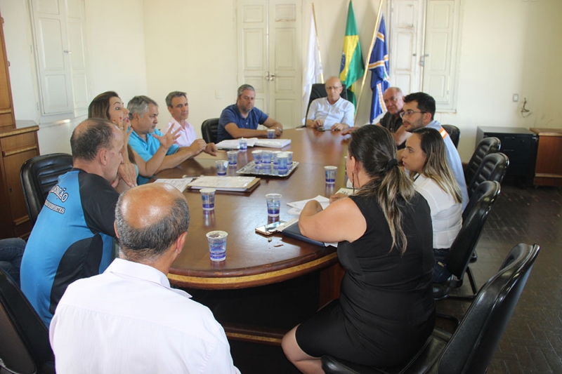 Na tarde desta terça-feira, dia 10, o Prefeito Municipal Marcos Coelho, com os Secretários – Eunice Maria Mendes (Trabalho e Ação Social) Marlos Fernandes (Planejamento, Orçamento e Habitação) e Major Wanderley Barroso (Trânsito, Transporte e Mobilidade Urbana), juntamente com o Procurador Municipal Leonardo Henrique de Oliveira e Rogério Bernardes pertencente à equipe da Secretaria de Planejamento, Orçamento e Habitação, se reuniram com o Presidente do Conselho Municipal dos Direitos da Pessoa com Deficiência (CMDPDC) - Vicente Gonçalves Chaves, com o Presidente do Conselho do Idoso – Paulo Roberto de Melo, e os representantes da CAF Empresa de Transporte Coletivo – Henrique Meirelles e Ana Maria Costa.