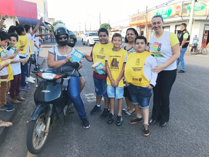 A Prefeitura de Araguari, através da Secretaria de Educação, Secretaria de Trânsito, Transporte e Mobilidade Urbana – SETTRANS, com apoio do Núcleo de Educação para o Trânsito, realizaram na manhã de hoje (12) uma Blitz Educativa, na Rua Sebastião Naves, no Bairro Ouro Verde. O evento contou com os alunos do Centro Educacional Municipal Professor Hermenegildo Marques Veloso.