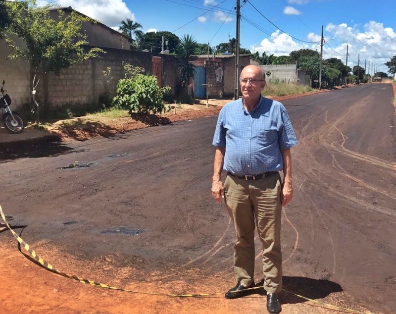 A Prefeitura de Araguari, por meio da Secretaria de Obras continua com obras de asfaltamento nas ruas do Bairro Vieno, em Araguari. Após o período chuvoso, e com tempo de sol quente e firma, os serviços são presenciados novamente na preparação de vias e asfaltamento em outras.