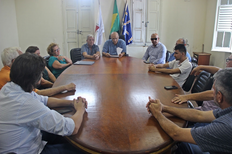 O Prefeito Marcos Coelho (PSB) recebeu na tarde de hoje (12), no Palácio dos Ferroviários, pessoas ligadas a várias instituições e classes. O objetivo do encontro foi promover a posse do Conselho de Turismo de Araguari.