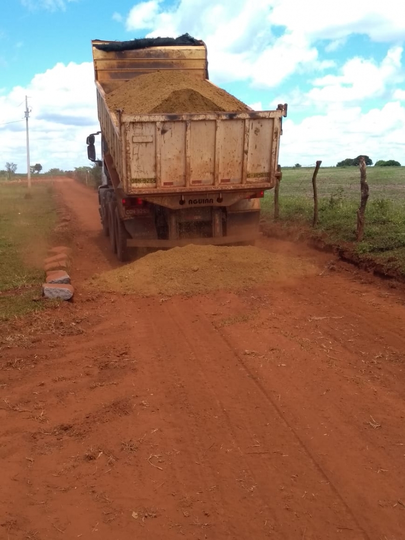 A Prefeitura de Araguari, através da Secretaria de Obras finaliza a semana com várias ações de manutenção nas estradas rurais do município. Os trabalhos foram reiniciados na última segunda-feira (09), após o período chuvoso que se arrastou por semanas no município.