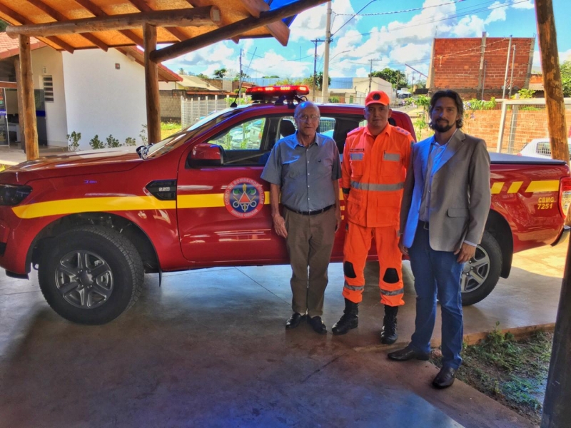 Na tarde desta sexta-feira (13), a Prefeitura entregou à 2ª Companhia de Bombeiros Militar / 5º BBM, uma viatura para uso utilitário, que auxiliará a corporação no atendimento à comunidade.