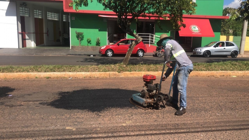 A Prefeitura de Araguari, através da Secretaria de Obras, informa sobre operação tapa-buracos realizada nesta segunda-feira (16)