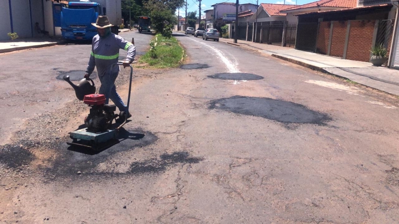 A Prefeitura de Araguari, através da Secretaria de Obras, informa sobre operação tapa-buracos realizada nesta segunda-feira (16)