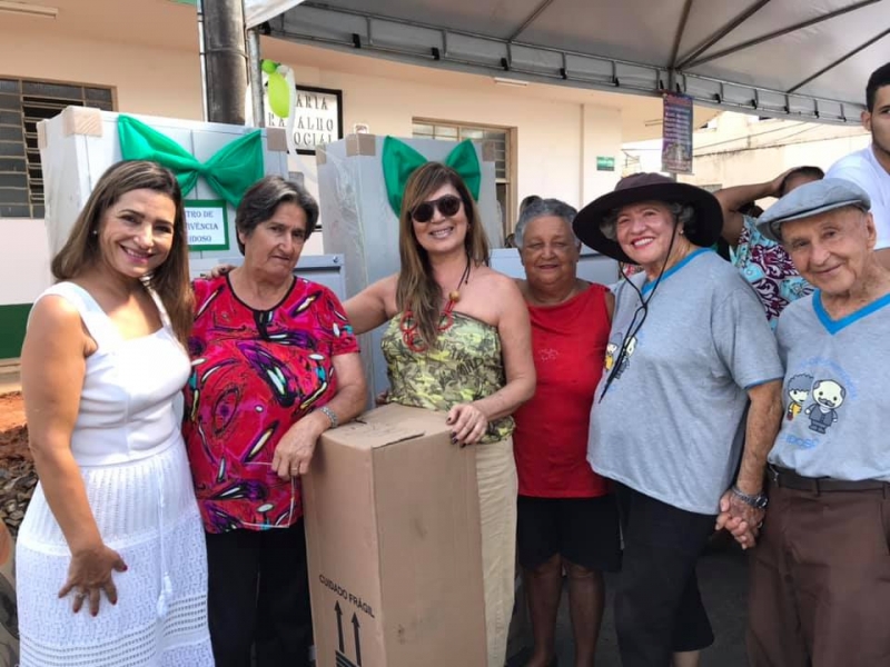 A Prefeitura Municipal de Araguari através da Secretaria do Trabalho e Ação Social realizou nesta segunda-feira, 16, a entrega oficial do mobiliário e computadores adquiridos com os recursos oriundos do Ministério Público do Trabalho por meio do Projeto de Captação de Recursos aprovado pelo referido órgão.