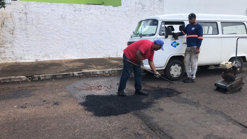 A Prefeitura de Araguari, através da Secretaria de Obras, informa sobre operação tapa-buracos realizada quarta-feira (18).