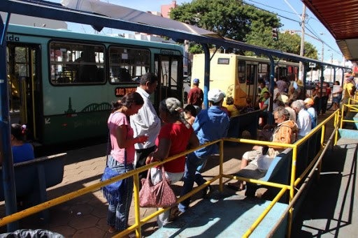 A Prefeitura de Araguari, através da Secretaria de Planejamento, Orçamento e Habitação comunica aos araguarinos usuários do Transporte Coletivo Gratuito que recebem os vales através da Administração Pública Municipal, que a partir de hoje (19), o crédito será efetuado automaticamente em seus cartões, não havendo a necessidade de comparecerem no órgão responsável.