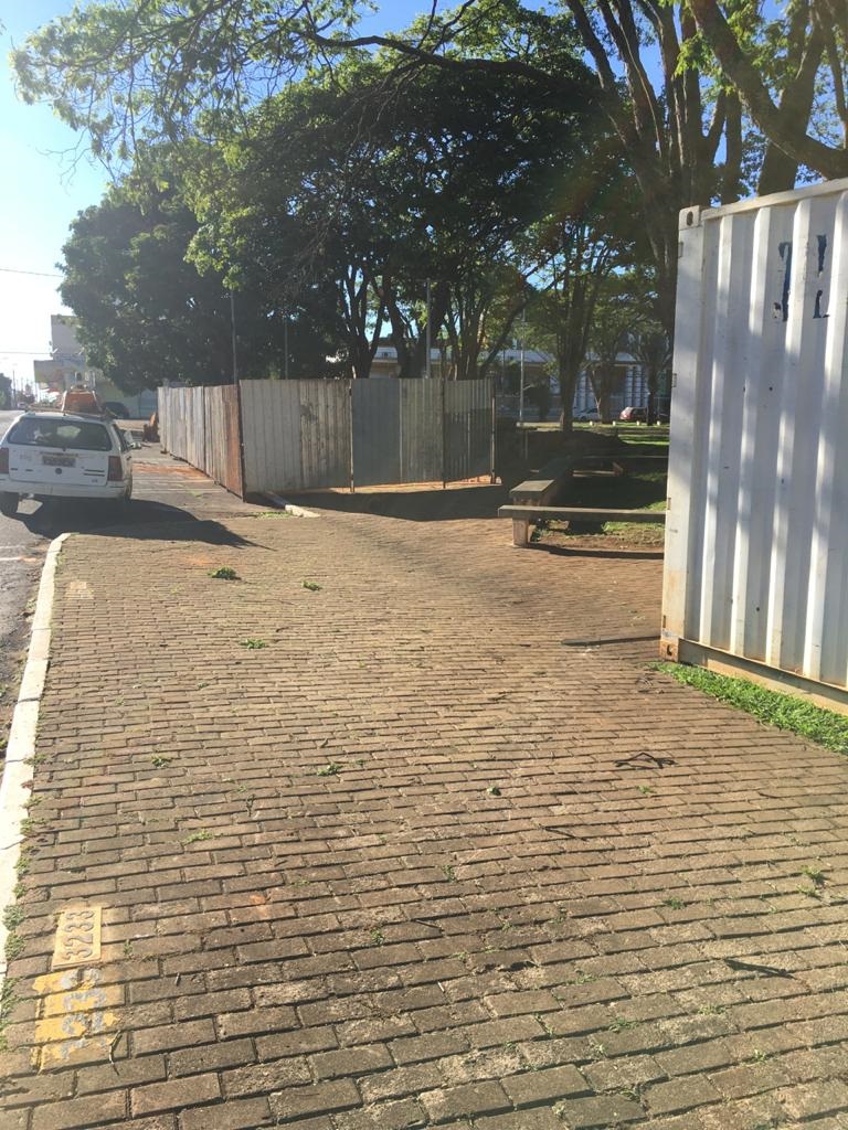 A prefeitura de Araguari, por intermédio das secretarias de Planejamento e de Trânsito, continua com as obras de construção da estação de passageiros na praça Getúlio Vargas. O objetivo do projeto é proporcionar mais segurança e conforto aos usuários do transporte público.