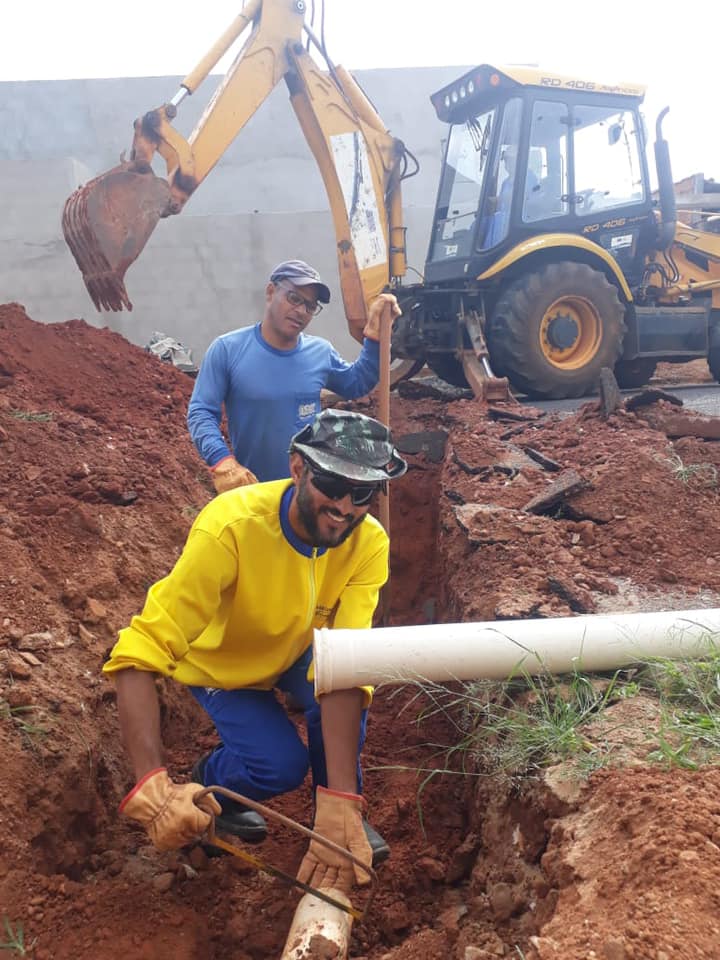 Bom dia! Equipe SAE já no trecho fazendo ligação de água e esgoto na Rua Brasília, Bairro Amorim